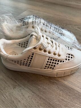 VINCE CAMUTO Sneaker